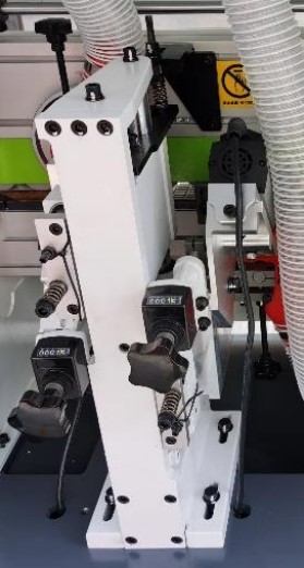 FABTEC MF50F 
 Агрегат чистовой фрезеровки свесов 
Формирует окончательную гладкую кромку панели  Два двигателя (0 75 кВт х 2, 12000 об/мин), фрезы (69 х 16 х H13 х 6Z);