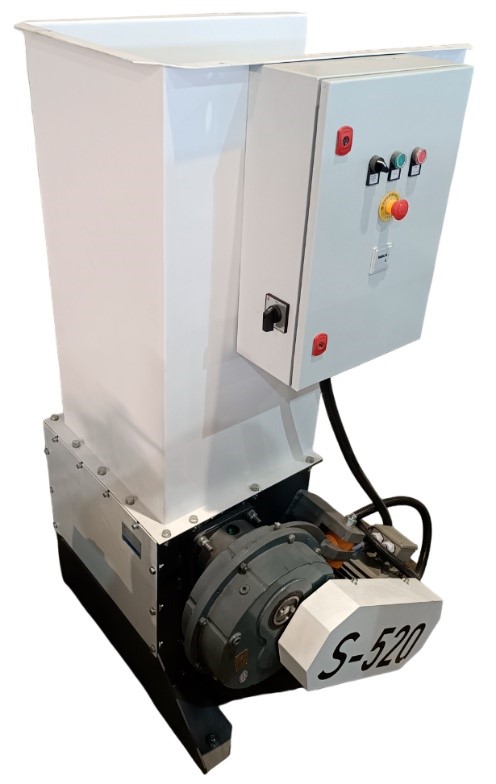 EcoWood S-520  Прочная конструкция, вместительный бункер  Для трудноизмельчаемых отходов, таких как твердые пород дерева, плитные материалы, фанера требуется особенно прочный и надежный механизм измельчения с повышенной износостойкостью всех узлов...