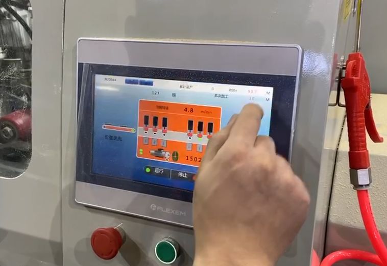 EcoWood CFS-200  Touch-screen экран  Удобный и интуитивно простой 10-дюймовый сенсорный экран для управления станком и программирования задач  Позволяет оперативно вносить параметры и изменения в режим работы станка 