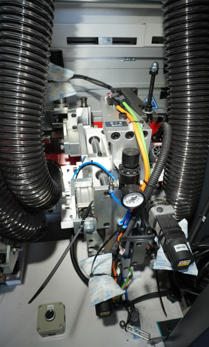 ALTESA SUPERSET NC 5650RF SERVO  Фрезерный узел TEKNOMOTOR (Италия) для снятия свес  ALTESA SUPERSET NC 5650RF SERVO ов кромки на SERVO 
 Используется высокочастотный и высокоскоростной двигатель для снятия излишков кромочного материала сверху и ...