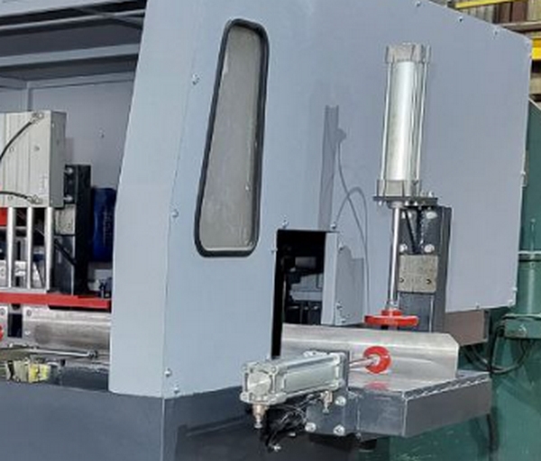 IRONMAC BLOX-300-4  Пневматические прижимы  Мощные прижимы заготовок с помощью пневмо-цилиндров обеспечивают надежное базирование бруса к вертикальному и горизонтальному столам, что обеспечивает высокую точность обработки Работа станка после зажим...