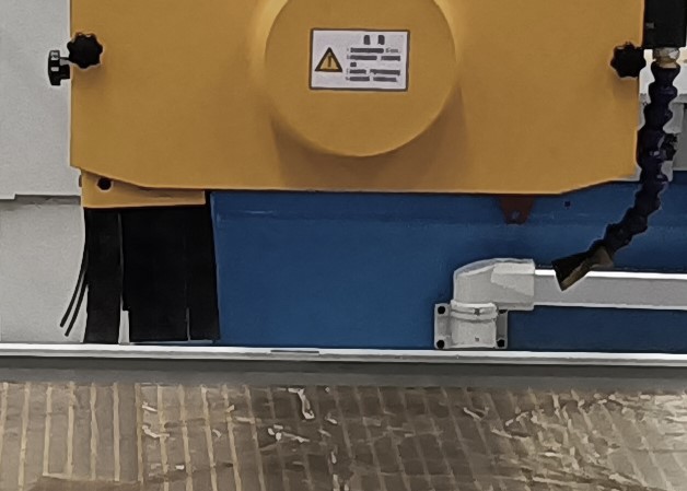 UNIVEQ USG 30100H  Система подачи охлаждающей жидкости  Позволяет увеличивать съем металла в процессе работы, уменьшая, время шлифования заготовки, исключает попадание стружки и абразива в подвижные элементы станка, предотвращает засаливание и изн...