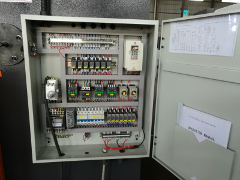 HPJ-32400K 
  Электро-шкаф  
  Служит для размещения электрооборудования станка  В станках серии HPJ-K используется электрооборудование компаний Siemens и Schneider Electric   
