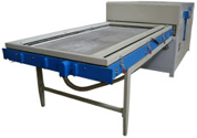 CMF2500A Вакуумный стол оснащен рамкой для широких (до 1400 мм) и узких пленок 