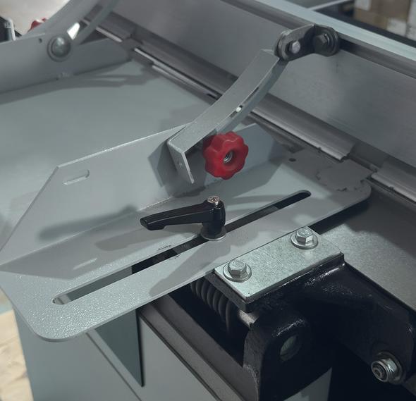 Proma MP-310B 
  Удобство в работе  
 Благодаря прочному параллельному упору фуговального стола оператор с удобством прямолинейно обрабатывает заготовки по всей длине  
