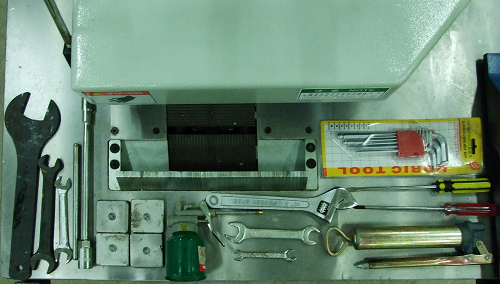 MJ153D Комплектующие: 
 
 Набор ключей гаечных  
 Набор шестигранников  
 Набор отверток  
 Пресс масленка  
 Масленка 
 
