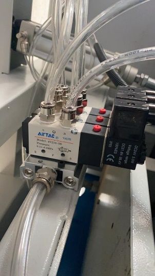 EcoWood PushCut  Пневматическая система  Пневматический прижим AIRTAC обеспечивает безупречное позиционирование заготовки в процессе обработки  В отличие от пружин - пневматика – стабильный и постоянный прижим заготовок на протяжении всего времени...
