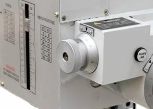 Metal Master MF-45A 
 Маховик микрометрической подачи вынесен на фронтальную часть фрезерной головки и снабжен нониусом 
