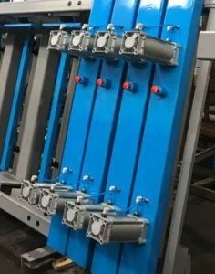 SLH-GRP На прессах SLH-PC установлены пневмоцилиндры ПЦ 100×125 (ход штока до 160 мм) вместо пневмокамер (ход штока 67 мм)  Это позволяет склеить брус или щит в большем диапазоне сечений 