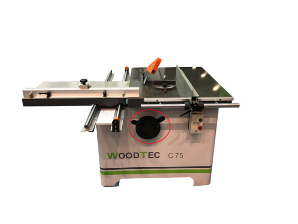 WoodTec C 75 NEW 
  Регулировка высоты пропила  
 Подъем/опускание пилы удобно регулируется маховиком  
