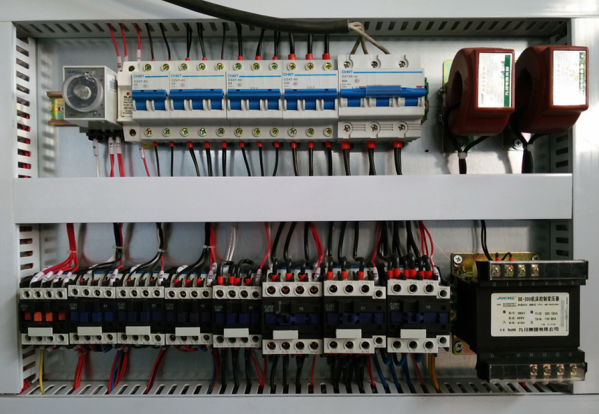 WoodTec RRP 630 E 
  СИСТЕМА БЕЗОПАСНОСТИ  
 Система безопасности соответствует нормам СЕ  В случае обрыва шлифовальной ленты, станок автоматически останавливается для обеспечения безопасности работы оператора  
