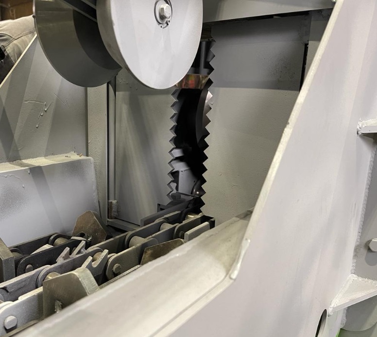 EcoWood UFP-260  Защита от обратного выброса бревна  На входе в станок установлена специальная зубчатая защитная шторка, исключающая выброс бревна и препятствующая выбросу щепы из станка  Данная система обеспечивает безопасность работы оператора в...