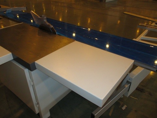 WoodTec ST 45 NEW РАЗГРУЗОЧНЫЙ СТОЛ  Станок оснащен дополнительным столом для более комфортной приемки распиленных частей заготовки 