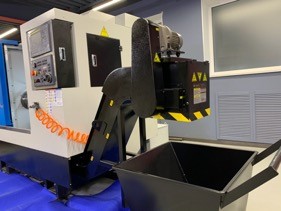 IRONMAC ITX-63/1000  Конвейер для удаления стружки  В стандартной комплектации встроен конвейер ленточного  Необходим для интенсивного удаления стружки из зоны резания  Позволяет работать на станке без остановок на обслуживание  С конвейером в ком...