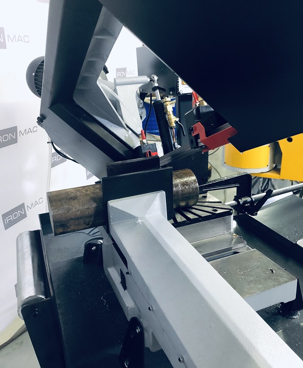IRONMAC CUT-220F Euro Type  Стол оборудован направляющим роликом  Для удобства перемещения заготовки и оснащения станка дополнительными рольгангами 
