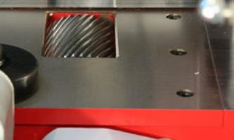 Beaver 520 В базовой комплектации станка имеется 3 подающих приводных ролика в столе  Благодаря им на станке можно протягивать и обрабатывать заготовки естественной влажности, расширяя производственные возможности станка 