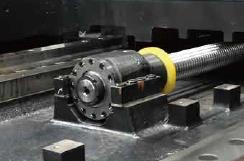 IRONMAC HBI-2518-110  Направляющие и ШВП  Направляющая колонны по оси Y имеют прямоугольную конструкцию скольжения, поверхность направляющей подвергается высокочастотной закалке, твердость поверхности HRC55°, высокоточная шлифовка поверхности, пря...