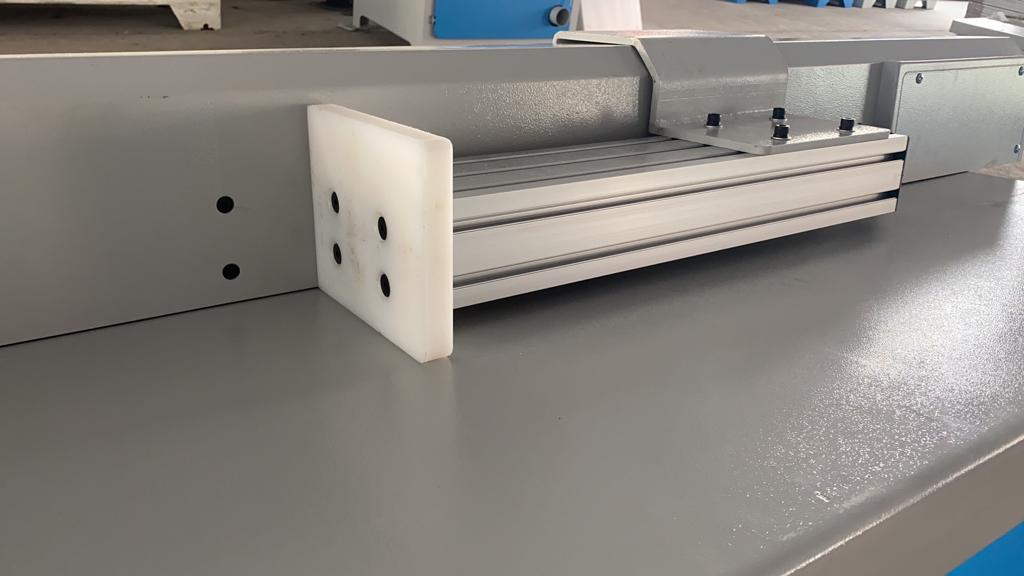 EcoWood PushCut  Подаюший стол и толкатель  Стол с наклоном 30 градусов для более стабильной подачи и прижима заготовки  Башмак толкателя выполнен из фторопласта, что увеличивает его ресурс службы Подача пакета заготовок для торцевания больших объ...
