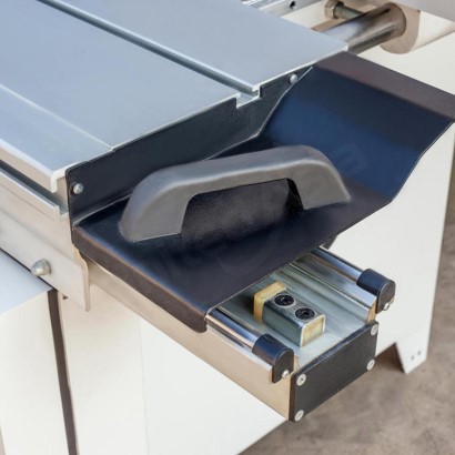FABTEC UA3200S 
 Рукоятка каретки 
Удобная и эргономичная рукоятка для перемещения скользящей каретки, что облегчает работу оператора и повышает точность позиционирования заготовки;