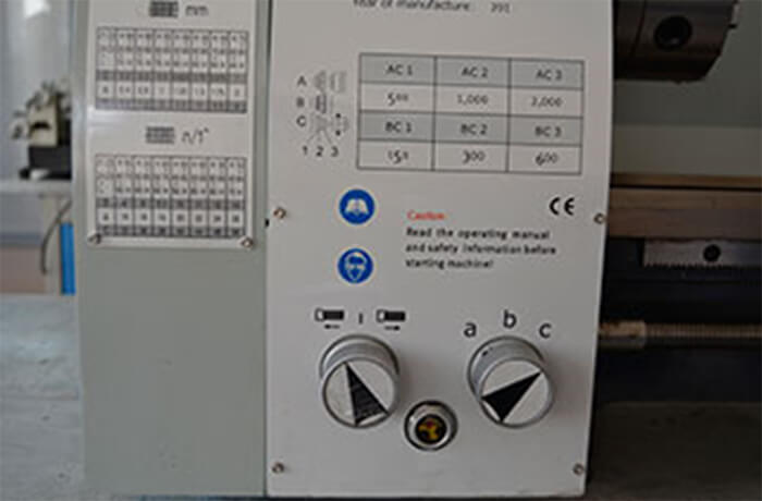 MML 280x700 V (2870 V) 
 Коробка подачи для регулировки шага при нарезании резьб  
 
  
 
