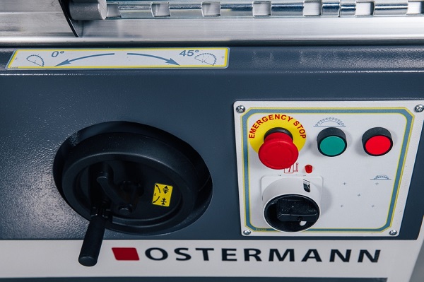 OSTERMANN S2  Панель управления  Простая и понятная панель управления не требует высокой квалификации оператора Кнопки:включение/выключение питаниявключение пилывыключение пилыаварийный выключательМаховик наклона пилы 