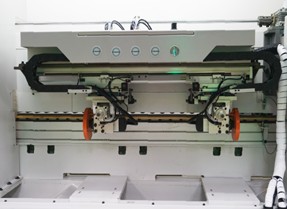 HOLD V5  Торцовочный узел на магнитных направляющих Система управления Siemens Перемещение торцовочного узла происходит по магнитным направляющим для быстрой торцовки кромочной ленты, обеспечивая гладкий и ровный срез  Такая конструкция торцовочно...