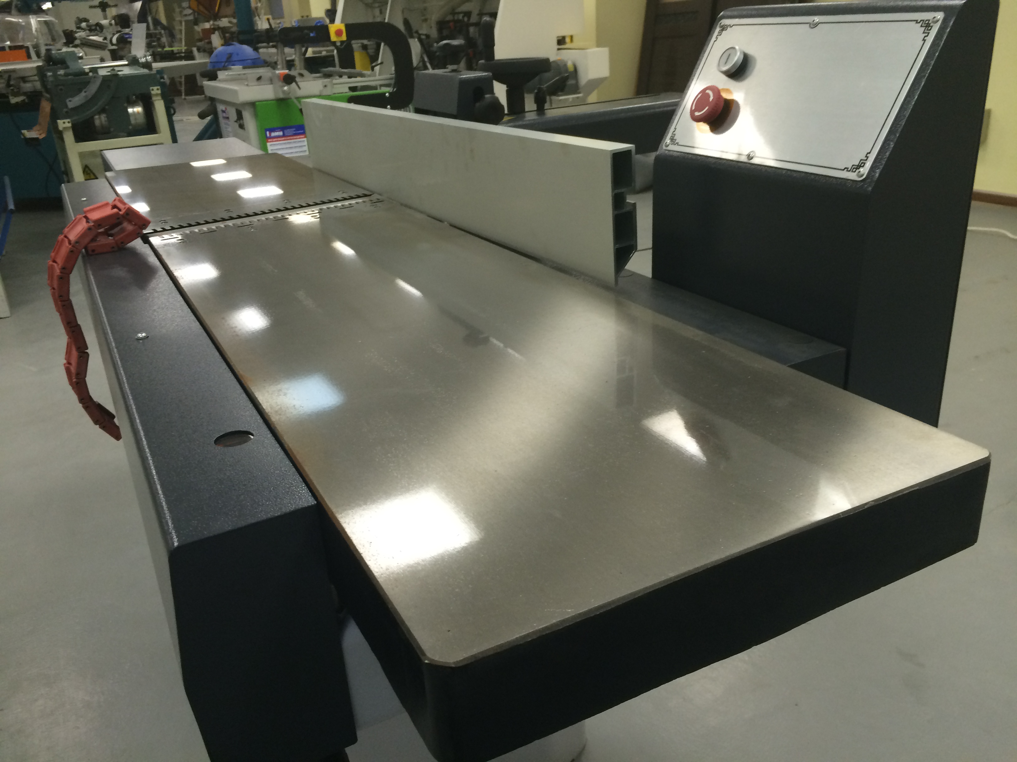 WoodTec F 400 Литые чугунные столы
 
 Обеспечивают высокое качество обрабатываемой поверхности 
 
