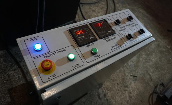 IRONMAC Press 200/HM  Автоподкачка «работа по таймеру» (опция)  Автоподкачка предназначена для работы в автоматическом режиме  Автоматика станка контролирует давление в вертикальных цилиндрах и в случае понижения давления ниже установленного значе...