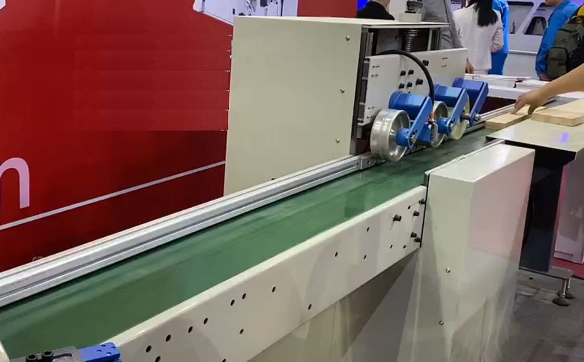EcoWood CFS-200  Подающий транспортер  Подающий ленточный транспортер оснащен станцией измерения длины заготовок  Обеспечивает подачу заготовок в зону резания и замер по длине На транспортере установлена боковая базирующая линейка, обеспечивающая ...