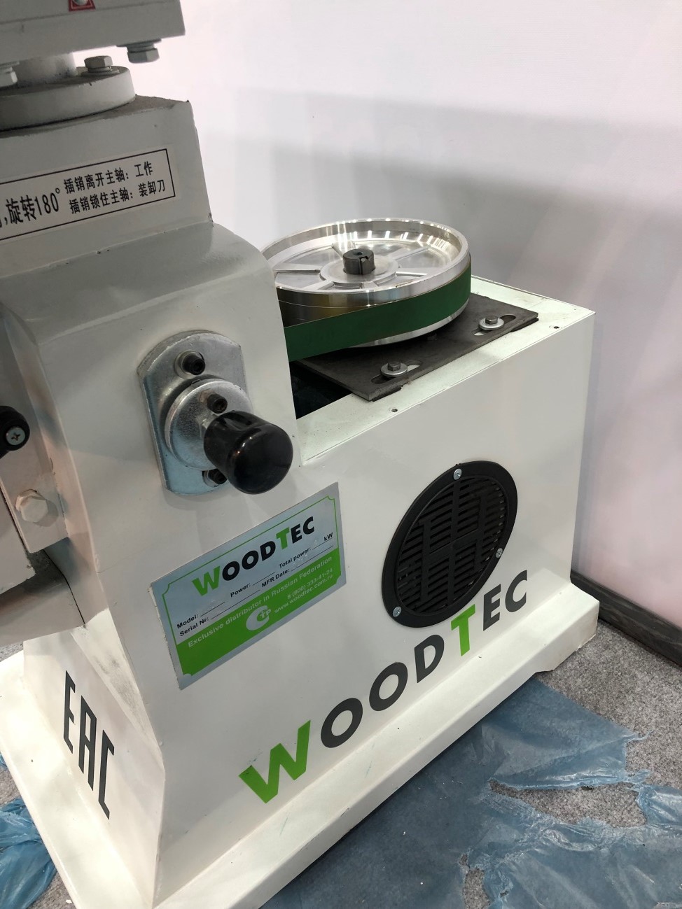WoodTec M 40 ECO СТОПОР ШПИНДЕЛЯ  Для смены инструмента предусмотрен стопор шпинделя 
