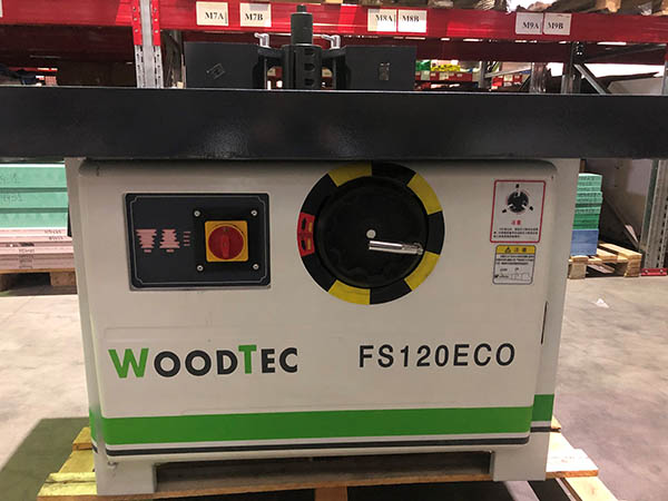 WoodTec FS 120 ECO ИЗМЕНЕНИЕ ВЫСОТЫ ФРЕЗЕРОВАНИЯ  Осуществляется при помощи маховика, расположенного на передней панели станка 