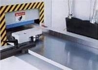 Подающий стол<br><br>Подающий и рабочий столы прошли специальную термическую обработку для достижения максимальной прочности и покрыты толстым слоем  твердого хрома (0.3 мм) для достижения повышенной износоустойчивости