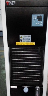 SPITZEN SMC-1260F  Система кондиционирования масла от компании TNP (стандартный аксессуар)  Система мощностью 1 кВт обеспечивает поддержание постоянной температуры масла шпинделя  Регулирует температуру в пределах отклонения в 2 градуса  Минимизир...