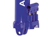 AE&T T01203  Быстрое подключение  Специальный разъем цилиндра с насосом AE&T 3т T01203 позволяет быстро и надежно подсоединить рычаг к насосу, который накачивает жидкость в цилиндр 