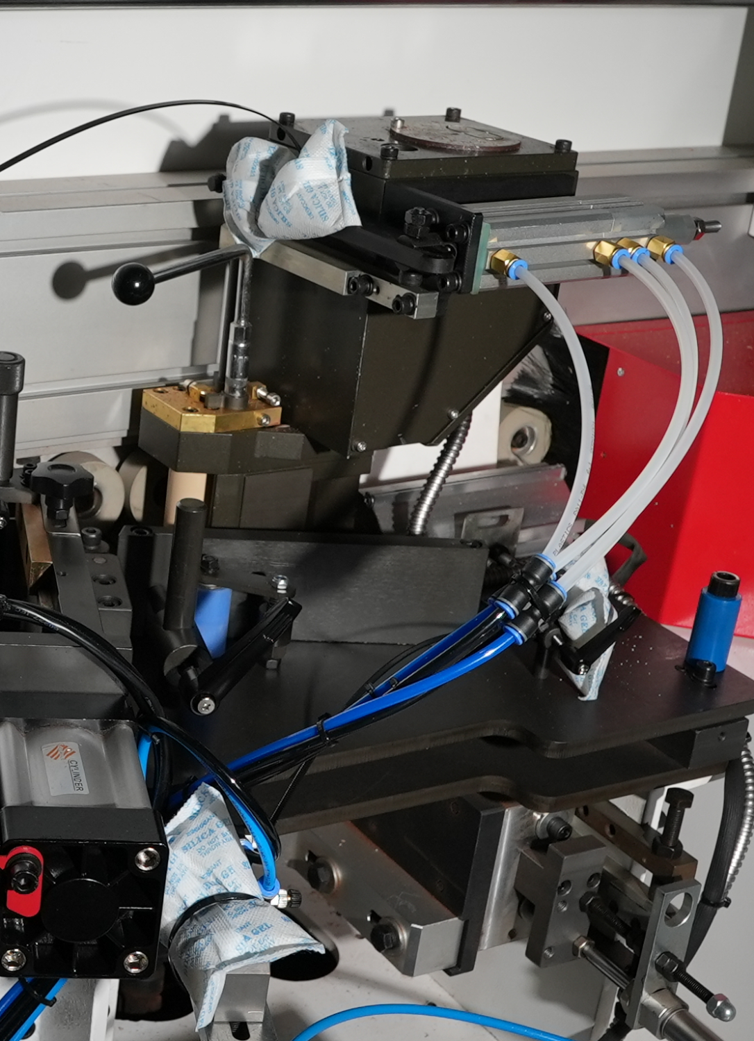 ADVANTAGE 5000RF SERVO  Верхняя Клеевая ванна - взамен стандартной клеевой ванны  
 Позволяет производить быструю смену типа или цвета применяемого клея  Эта клеевая ванна поставляется взамен устанавливаемой в стандартной конфигурации  Специальна...