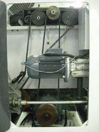 Supermac-630 
 Моторный отсек  Привод ножевого вала через клиноременную передачу, привод валов подачи и подъем/опускание рабочего стола через цепную передачу  
