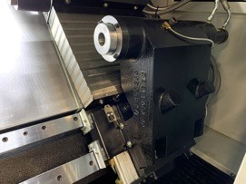 IRONMAC ITX-63/1000  Задняя бабка  Предназначена для фиксации и поддержки длинных, а также тяжелых заготовок, при обработке в центрах  Перемещается по широким направляющим скольжения прямоугольного сечения, что обеспечивает высокую жёсткость и точ...