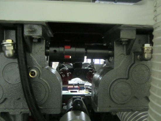WoodTec 412 
  Редукторная система привода подающих роликов  через карданные валы обеспечивает надежную передачу крутящего момента на верхние и нижние ролики  Усиленные безлюфтовые редукторы обеспечивают мощную и стабильную подачу заготовок  
