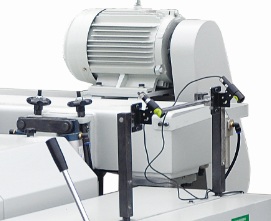 QUADRO MRS-2-280  Двигатель прижимных роликов  Верхние прижимные ролики регулируются по высоте с помощью отдельного электродвигателя, что позволяет точно выставить уровень прижима по высоте заготовки 