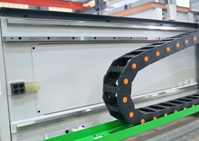 HOLD HMG 4-300T  Направляющие 
 В оси Y используются высокогибкие кабели и закрытые кабельные направляющие 
