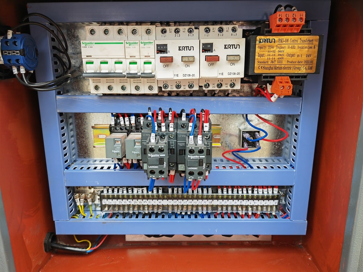 MetalTec BS 350 CZ 
 Шкаф управления 
 Электрокомпоненты ведущего мирового производителя SCHNEIDER  
