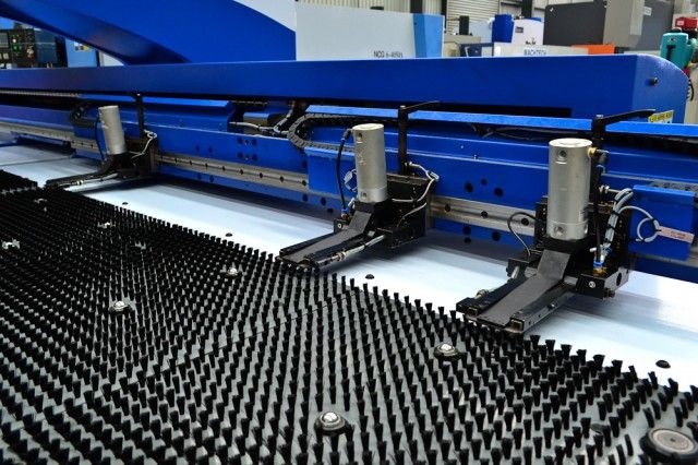 SMD Nisshinbo HPH  Конструкция траверсы  Позволяет сохранять точность позиционирования и жесткость в течение всего срока службы пресса и обеспечивает высокую скорость перемещения листового материала 