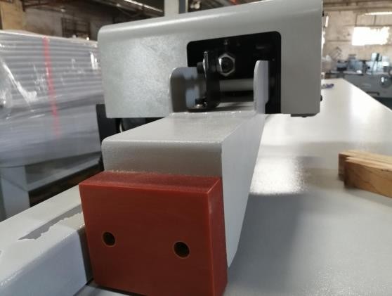 EcoWood MasterCut 250  Подъем / опускание толкателя  Для подъема / опускания толкателя в холостом ходе используется пневмоцилиндр  Это позволяет подавать заготовки в зону обработки непрерывно, увеличивая производительность (во время обратного холо...