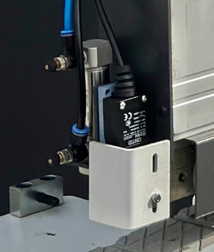 ADVANTAGE 5000RF SERVO  Система защиты 
 На входе станка установлена двойная система защиты от неправильных действий оператора: Автоматический ограничитель интервала подачи деталей в зону обработки (позволяет защитить несвоевременное срабатывание...