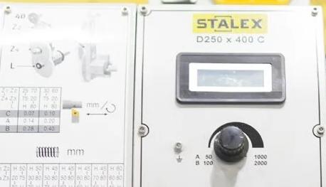 Stalex D250x400C 
  Вариатор  
 Позволяет плавно менять обороты двигателя  Цифровая индикация вращения + плавное изменение частоты вращения шпинделя  Скорость вращения шпинделя плавно регулируется в диапазоне от 50 до 2000 оборотов в минуту  
