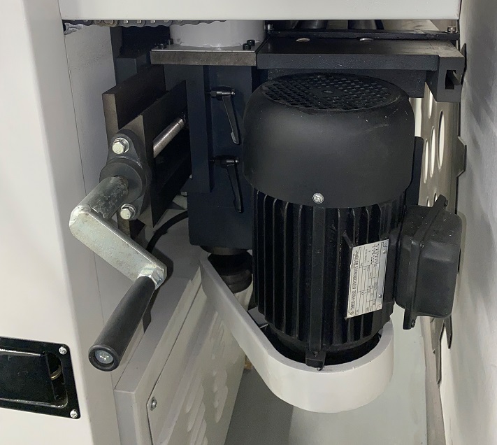EcoWood MB 404S  Настройка ширины обработки  Настройка боковых вертикальных шпинделей по ширине обработки осуществляется рукояткой, посредством винта 