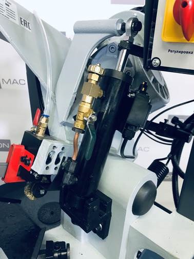 IRONMAC CUT-220F Euro Type  Опускание пильной рамы и резка  В ручных станках опускание пильной рамы и резка происходит посредством собственного вес  IRONMAC CUT-220F Euro Type а  Для регулировки скорости подачи пильной рамы применяется гидроцилинд...
