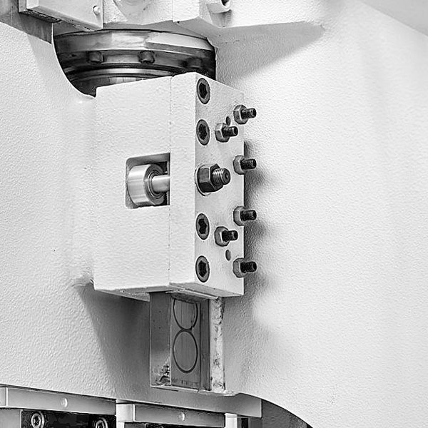 Inanlar P-20100  Трехточечные направляющие   Блоки направляющих верхней балки контролируют перемещение по трем точкам для наилучшей точности и стабильности работы оборудования 