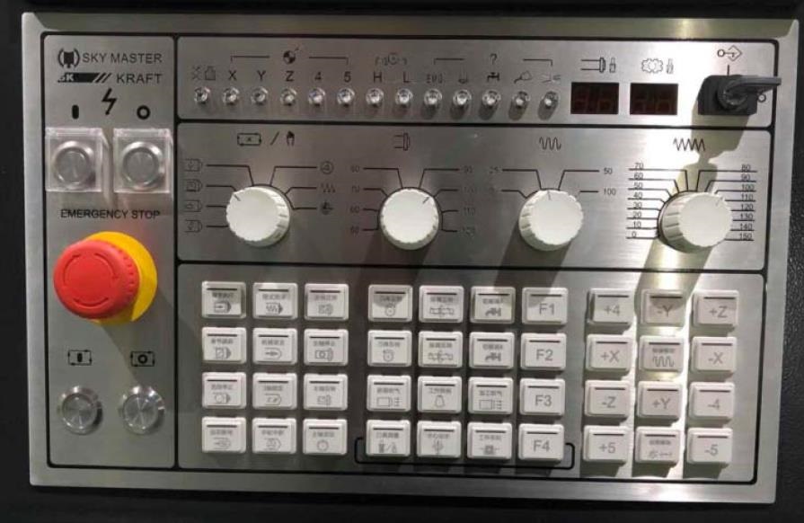 SPITZEN SMC-1260F  Операционная панель и пульт управления с электронным маховиком  Панель управления была специально разработана в соответствии с национальными стандартами безопасности  Нержавеющая сталь наиболее стойка при попадании масла, грязи,...