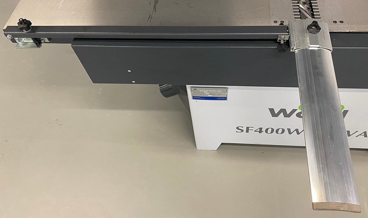 EcoWood SF 400W Nova  Защита ножевого вала  Надежно закрывает вал и жестко фиксируется, что обеспечивает безопасность работы оператора Соответствует нормам безопасности СЕ 